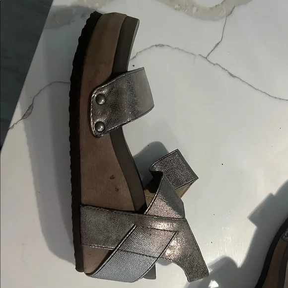 Silver Sandals with Modern Slingback Design - Picture 5 of 5